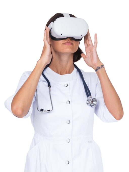 Persona con bata blanca usando un visor de realidad virtual.